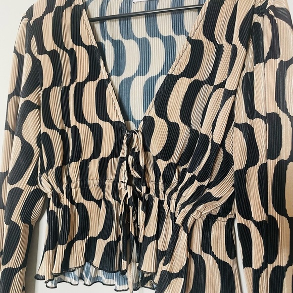 Vernacular Black and Tan Patterned Blouse Size L - Picture 4 of 7